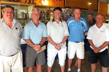 Herberg-aan-See se wenspan (1ste) tydens 2014 se HaS Gholfdag, met vlnr John van Rooyen (Bestuurder: HaS),  Malcolm Bury (speler), Christo Spanellis (speler), Bev Swart en André Coetzee. (Argieffoto: Gansbaai Courant)